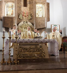 Malanów: bp Mering poświęcił odnowione prezbiterium